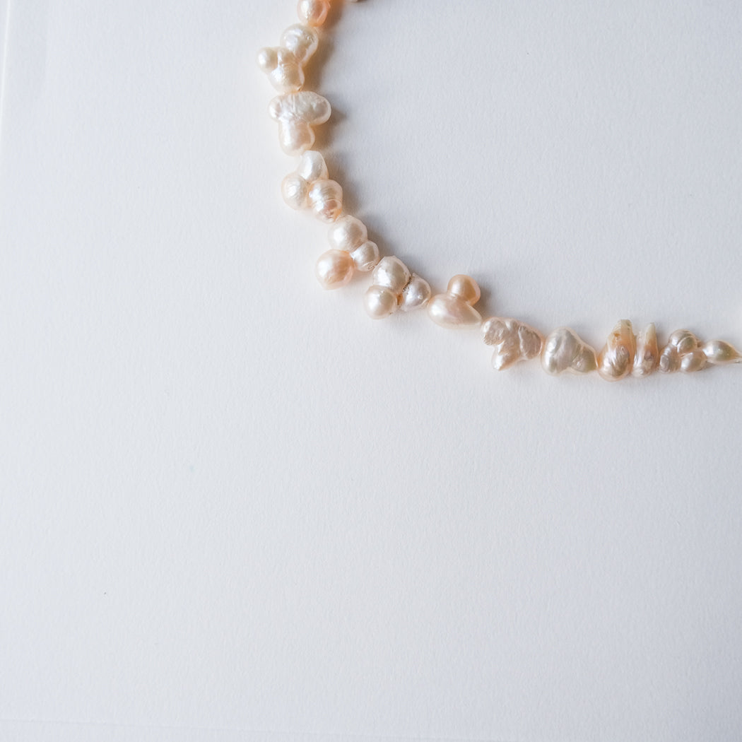 Long carbine nimbus pearls necklace